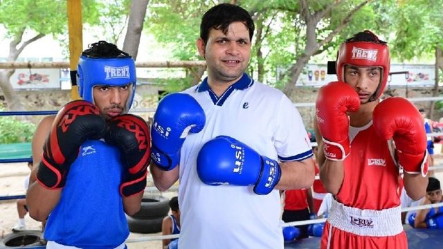 रिंग में ग्लव्स पहनकर उतरे खेल मंत्री गौरव गौतम, मुक्केबाजों का बढ़ाया उत्साह
