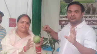 मियाजाकी आम दिखातीं जिला परिषद अध्यक्ष शारदा सिंह। फोटो- जागरण