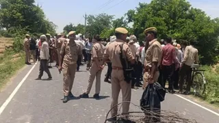 हादसे के बाद दुर्घटनास्थल पर मौजूद पुलिस फोर्स।