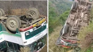 मंडी के सरकाघाट में एचआरटीसी बस दुर्घटनाग्रस्त हो गई।