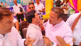 ब्लाक मुख्यालय द्वाराहाट में लगे बहुद्देश्यीय शिविर में कांग्रेस विधायक मदन बिष्ट व भाजपा नेता अनिल साही के बीच तकरार बढ़ी तो सीडीओ रामजी शरण (बीच में) मामला शांत कराने उतरे। जागरण