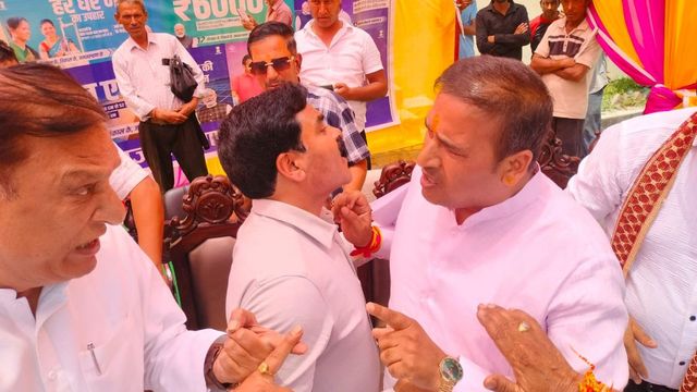 अल्मोड़ा के द्वाराहाट बहुद्देशीय शिविर में कांग्रेस-भाजपा का सियासी घमासान, घंटों चला हंगामा
