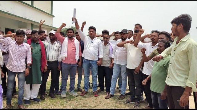 नवादा-गिरिडीह रेल लाइन के रूट में बदलाव की मांग, देवरी में जनआंदोलन हुआ मुखर
