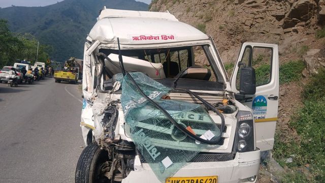 ऋषिकेश-बदरीनाथ हाईवे पर बड़ा हादसा: उत्तराखंड परिवहन निगम के ट्रैवलर और ट्रक में टक्कर, 2 यात्री घायल
