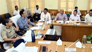 सर्किट हाउस हल्द्वानी में अधिकारियों के साथ लैंड फ्राड समन्वय समिति की बैठक करते कुमाऊं आयुक्त दीपक रावत। जागरण