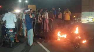 आगरा कट पर टक्कर के बाद बाइक में लगी आग। जागरण