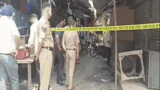 मौके पर पहुंची पुलिस जांच करते हुए।