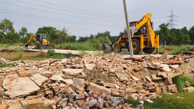 अयोध्या: भरतकुंड क्षेत्र में अवैध प्लॉटिंग पर गरजा बुलडोजर, अतिक्रमण मुक्ति हुई 435 बिस्वा जमीन
