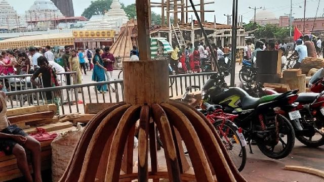 पुरी रथयात्रा 2026: तेजी से पूर्ण हो रहे हैं रथों के निर्माण कार्य, मूर्तिकारों की कलाकारी ने भरी जान
