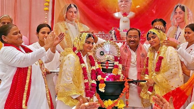 गृहस्थ जीवन छोड़ पकड़ी आध्यात्म की राह, हाथरस व आगरा की दो युवतियां ईश्वरीय सेवा के लिए समर्पित
