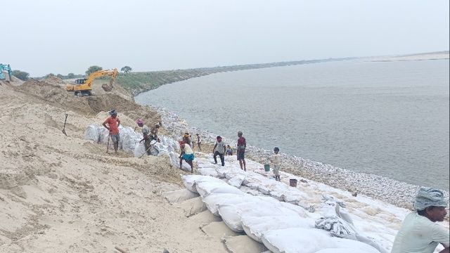 बक्सर में ₹3.24 करोड़ के कटाव रोधी कार्य में सुस्ती, मानसून की दस्तक के बाद भी 100 मीटर काम अधूरा
