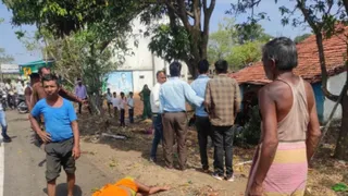 घटनास्थल पर जुटी लोगों की भीड़।
