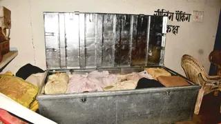 चुनार के कमला नेहरू इंटर कॉलेज में चोरी प्रधानाचार्य कक्ष समेत कई ताले टूटे।