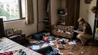 हरिद्वार गए परिवार के बंद मकान का ताला तोड़कर चोरों ने ग्रेटर नोएडा के सूरजपुर में लाखों के गहने और नगदी चुरा ली। इमेज एआई