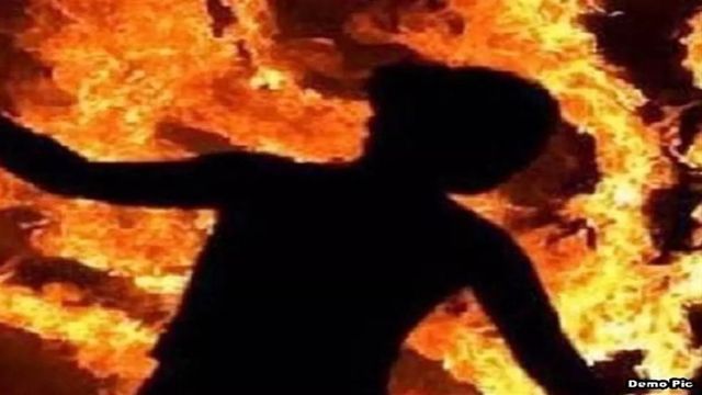 अफेयर का विरोध करने पर आगबबूला हुई महिला, प्रेमी के साथ मिलकर सो रहे पति पर पेट्रोल छिड़ककर लगा दी आग 
