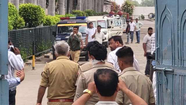 मीट फैक्ट्री में टीम को मिली मानकों की अनदेखी, नाकिंग बॉक्स सील; नहीं होगा पशुवध
