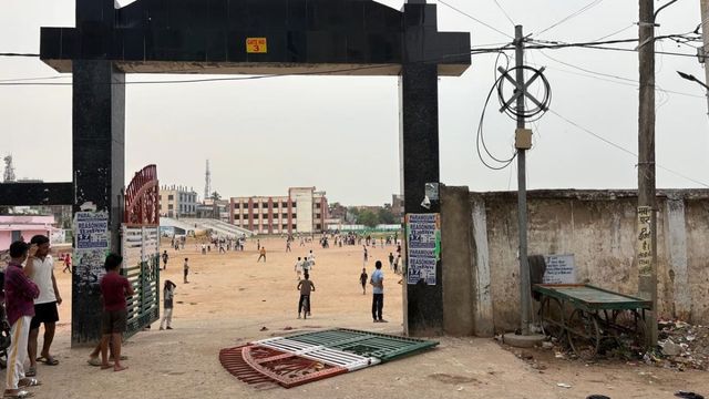 नवादा में हरिश्चंद्र स्टेडियम का गेट खेल रहे मासूम पर गिरा, 8 साल के बच्चे की मौत
