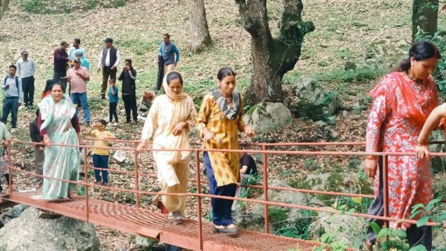 सरकार ने नहीं सुनीं, जनप्रतिनिधि ने अपने खर्च पर बनाया सिरोड़ी गांव के लिए पुल; लोगों में खुशी
