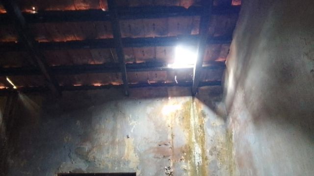 नोवामुंडी में हादसे को दावत दे रहा जर्जर आंगनवाड़ी केंद्र, टूट कर गिर रही है छत की टाइल्स

