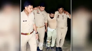 मुठभेड़ में गोली लगने से घायल पशु तस्कर जाहिद उर्फ अंडा को ले जाती पुलिस