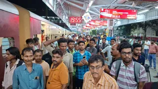 धनबाद रेलवे स्टेशन पर यात्रियों का हंगामा। फोटो जागरण