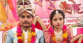 वरमाला स्टेज पर बैठे अखिलेश व खुशबू। जागरण
