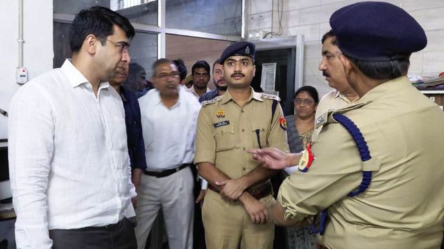 लखनऊ हादसे के बाद चेता प्रशासन, हाथरस में कोचिंग सेंटर और लाइब्रेरी पर डीएम-एसपी की छापेमारी; छह पर लगाई सील