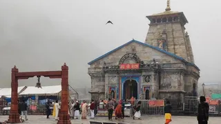 केदारनाथ में यात्रियों की संख्या घटने से सूना नजर आ रहा मंदिर परिसर। साभार: इंटरनेट मीडिया