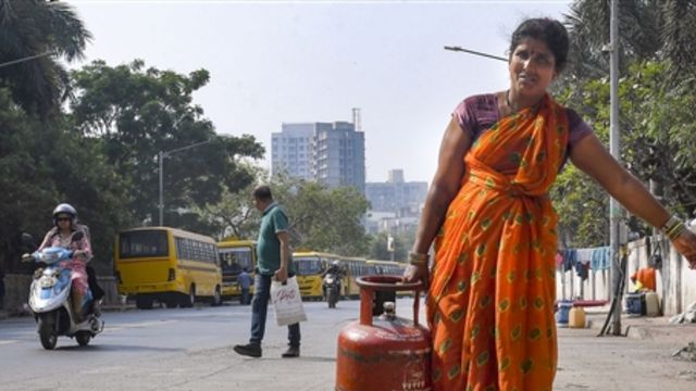 LPG Crisis: आगरा में एक हजार पीएनजी कनेक्शन धारकों ने सरेंडर किए एलपीजी सिलेंडर, बुकिंग में अब भी दिक्कत