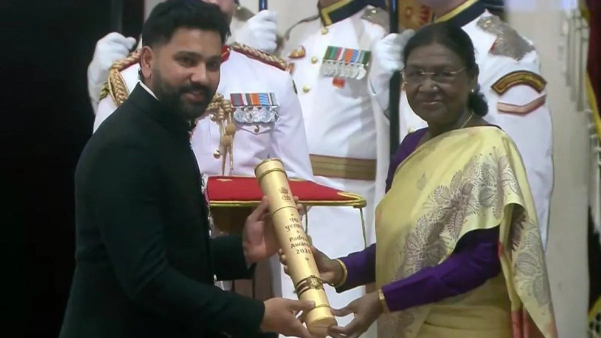 राष्ट्रपति भवन में गूंजा रोहित शर्मा का नाम! राष्ट्रपति द्रौपदी मुर्मु ने 'हिटमैन' को पद्मश्री से किया सम्मानित - president droupadi murmu honors rohit sharma ...