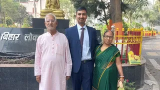 माता-पिता के साथ शिवेंदु। सौ-स्वजन
