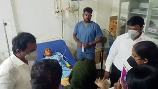 आर. कुमार ने अमोनिया गैस रिसाव से प्रभावित लोगों से मुलाकात की।(फोटो: एएनआई)