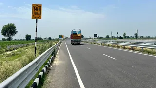 दौराला से मवाना रोड बनाए गए बाईपास पर दौड़ते वाहन। जागरण