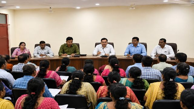 मतदाता सूची के विशेष गहन पुनरीक्षण को लेकर बीएलओ को दिया गया प्रशिक्षण
