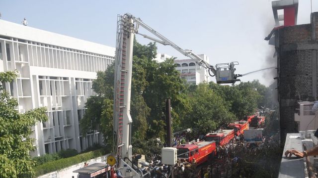 Lucknow Fire Accident: एलडीए की मेहरबानी, जहां आग लगी, उसके आसपास भी तैयार हो रहे 'लाक्षागृह'