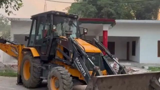 सीतापुर में नजूल भूमि पर बना सपा कार्यालय ध्वस्त, प्रशासन की बड़ी कार्रवाई; 21 साल पहले हुआ था आवंटित