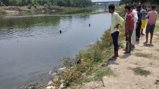 गोताखोरों ने काफी प्रयास के बाद दोनों को नदी से बाहर निकाला
