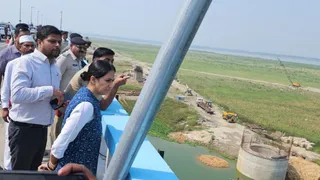प्रशासनिक तेवर: पदभार ग्रहण करते ही धरातल पर उतरीं भागलपुर की नई DM अलंकृता पांडेय, बेली ब्रिज की अव्यवस्थाओं को देख दिए कड़े निर्देश