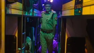 स्लीपर बस में आग बुझाने के इंतजाम जांचती पुलिस।