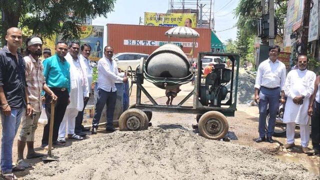 झारखंड: सिस्टम हुआ फेल तो समाज बना सहारा, चंदा इकट्ठा कर बनाई सड़क
