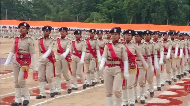 इंसास से AK-47 तक की ट्रेनिंग पूरी: बिहार पुलिस को मिली 1355 नई महिला सिपाही, पासिंग आउट परेड में भावुक हुए स्वजन

