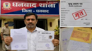 धनबाद थाने में जीवित होनेे का प्रमाण पत्र दिखाते गुरु सिंह। (फोटो एआइ)