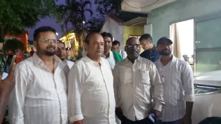 बरवाअड्डा में स्वास्थ्य मंत्री इरफान अंसारी समर्थकों के साथ।(फोटो जागरण)