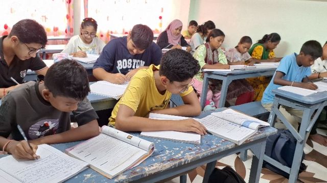 हादसा हुआ तो कौन होगा जिम्मेदार? सुरक्षा मानकों को ठेंगा दिखाकर पाकुड़ में चल रहे कोचिंग सेंटर
