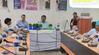 दुमका में अधिकारियों के साथ बैठक करते राज्य के मुख्य निर्वाचन पदाधिकारी के रवि कुमार।(फोटो साैजन्य)