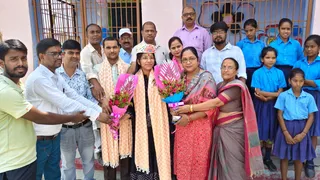 BPSC Success Story: शिक्षिका से प्रशासनिक अफसर बनीं साक्षी भारती, स्कूल में बच्चों ने तिलक लगाकर और पुष्पवर्षा कर किया विदाई-अभिनंदन