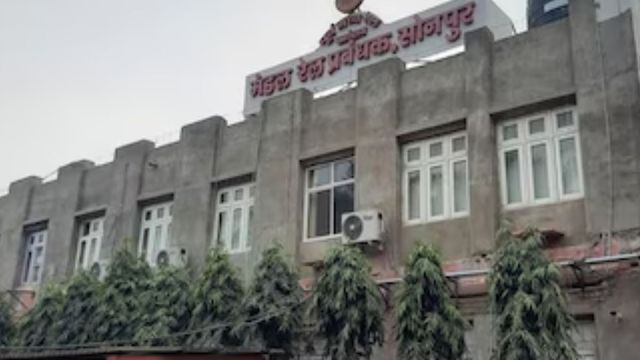 Sonepur Division NFR : बरौनी, नवगछिया और दलसिंहसराय स्टेशन पर खुलेंगे नए स्टॉल, रेलवे की ई-नीलामी से हुई करोड़ों की डील