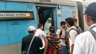 Sonepur Railway Division: सोनपुर मंडल में बिना टिकट यात्रियों पर बड़ी कार्रवाई, एक दिन में वसूला ₹28 लाख से अधिक का जुर्माना