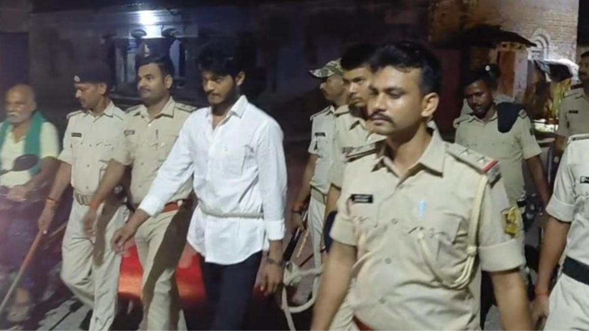 मोकामा में सरेआम घुमाया गया कुख्यात आभूषण चोर मिक्की सिंह; गाज‍ियाबाद से ग‍िरफ्तार कर लाई पटना पुल‍िस 

