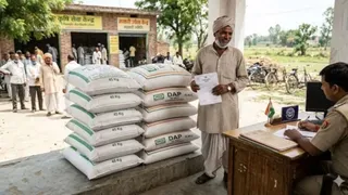 यूरिया देने से पहले उनके आवश्यक दस्तावेजों का भौतिक सत्यापन अनिवार्य। (AI Generated Image)